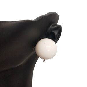 MARVELLA 1940S LARGE WHITE ACRYLIC DOME CLIP ON STYLE EARRINGS